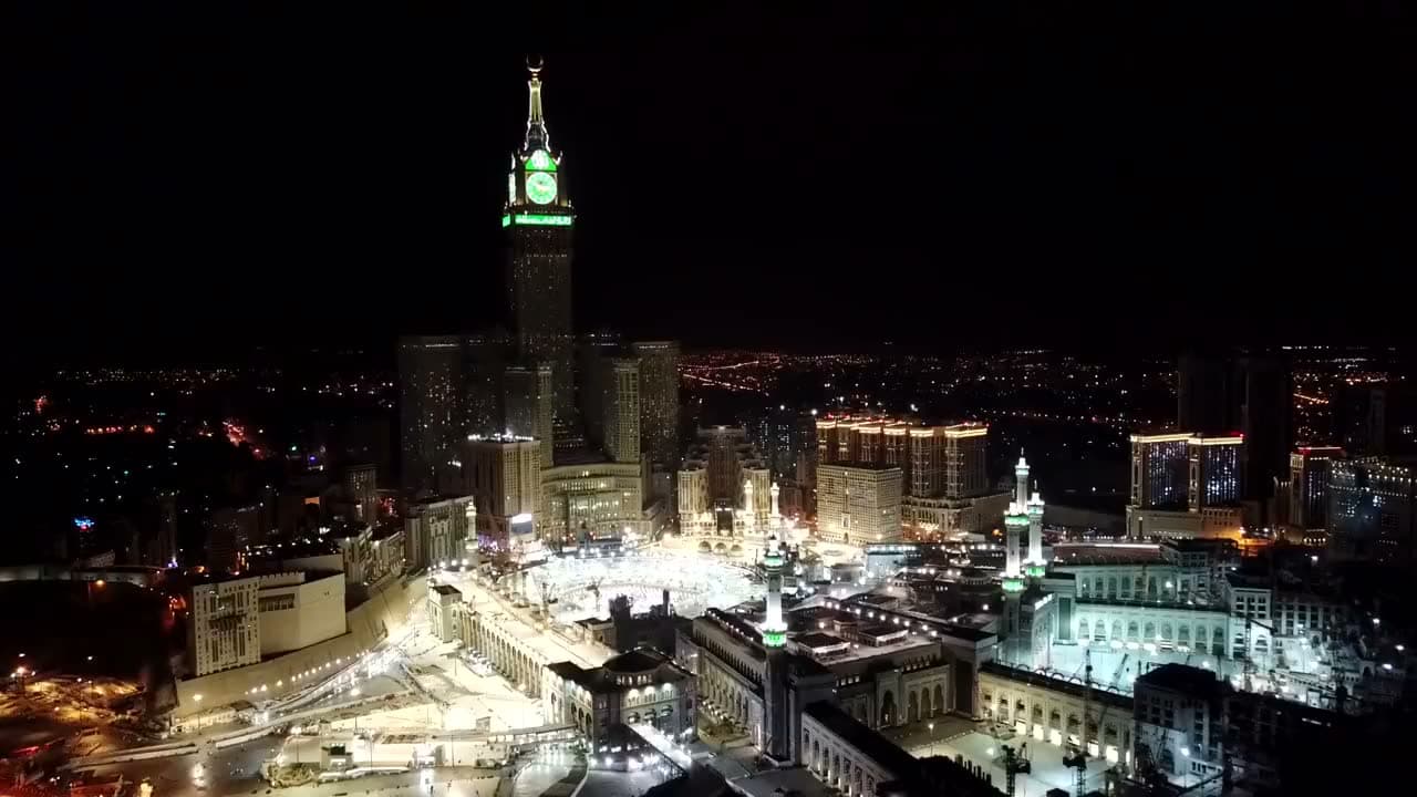 Masjid al-Haram — Ka'bah dengan jamaah tawaf